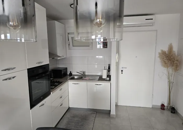 Leon Apartment Split